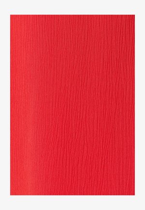 Tissu rouge avec une texture fine plissée verticale et de légères variations d'ombrage sur toute la surface.