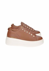Sneaker in pelle marrone con superficie testurizzata, dotate di suole a piattaforma bianche, borchie decorative in argento e dettagli perforati sui lati.