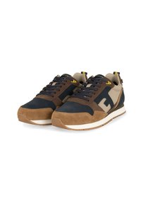 Sneaker marroni e navy presentano una combinazione di materiali in suede e tessuto, con dettagli beige, lacci tondi e una suola in gomma bianca.