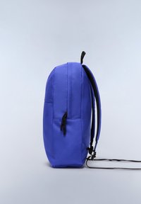 Blå tygryggsäck med en smal profil, dragkedjefack och svarta remmar. Har en jämn yta och rundade kanter.