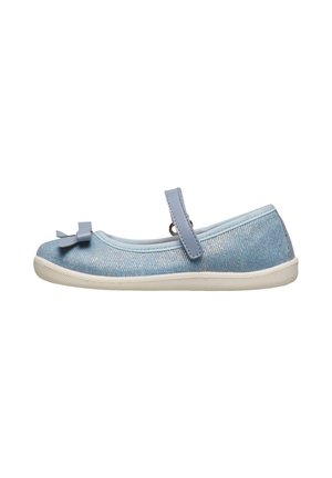 Scarpa bassa per bambini di colore azzurro con fiocco sulla punta, cinturino regolabile e suola in gomma bianca.