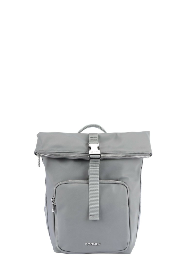 Mochila de nailon gris con un diseño de parte superior enrollable, que presenta un bolsillo frontal con cremallera, hardware plateado y un logo en la parte inferior frontal.