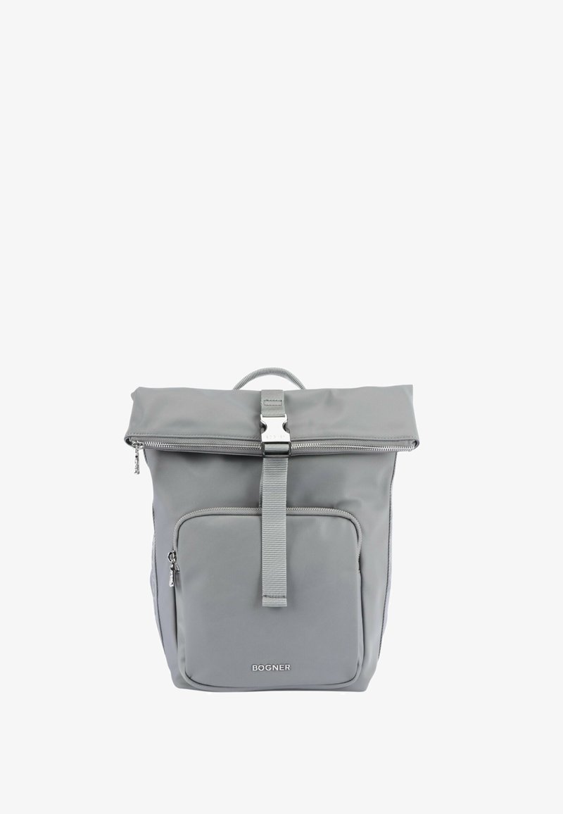 Sac à dos en nylon gris avec un design à rabat, équipé d'une poche zippée à l'avant, de quincaillerie en argent et d'un logo sur le bas du devant.