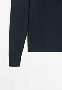 Dunkelblauer, gestrickter Pullover mit Rippstruktur und enganliegenden Bündchen, weichem Finish und klassischem Rundhalsausschnitt.