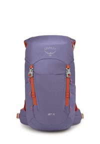 Mochila de tela morada con correas naranjas, herrajes plateados y logo "JET 18". Presenta bolsillos exteriores y un diseño aerodinámico.