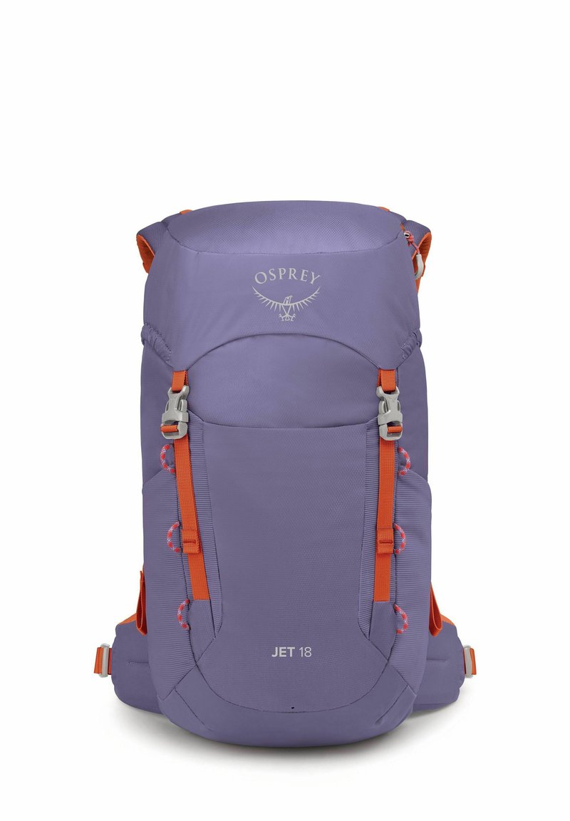 Mochila de tela morada con correas naranjas, herrajes plateados y logo "JET 18". Presenta bolsillos exteriores y un diseño aerodinámico.