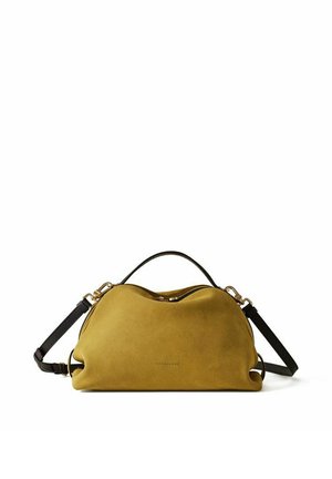 Borsa morbida in pelle color senape con tracolla regolabile nera e piccolo manico superiore, mostrata su sfondo bianco.