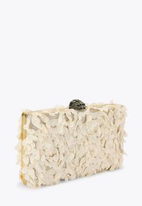 Clutch beige con superficie testurizzata coperta da un tessuto stratificato simile a petali. Dotata di una chiusura in tono oro a forma di tartaruga.