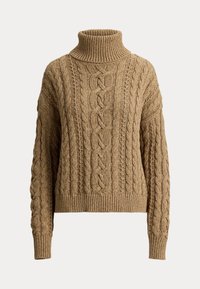 Pull à col roulé en tricot marron avec motif torsadé et manches longues sur un fond clair uni.