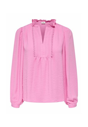 Blouse rose à manches longues avec col volanté, panneau avant plissé, bordure en dentelle et poignets élastiques en tissu léger texturé.