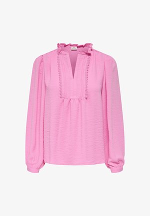 Blouse rose à manches longues avec col volanté, panneau avant plissé, bordure en dentelle et poignets élastiques en tissu léger texturé.