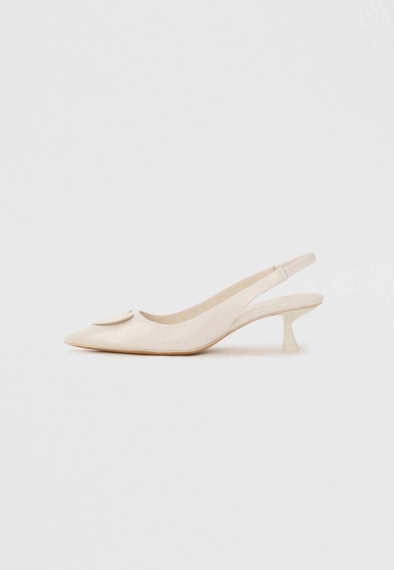 Sapato de salto slingback bege com bico fino, parte superior texturizada e um detalhe decorativo em forma de folha. Apresenta um salto baixo triangular e uma tira elástica.