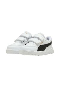 Zapatillas blancas con acentos negros y logo dorado, material sintético liso, lengüeta acolchada y correas ajustables con gancho y lazo.