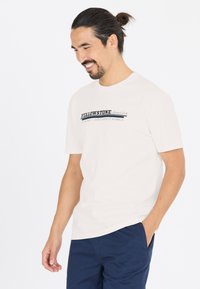 Vaaleancremi t-paita, jossa on musta ja harmaa "Yellowstone National Park" -grafiikka. Lyhyet hihat, pyöreä pääntie, valmistettu puuvillasekoitekankaasta.