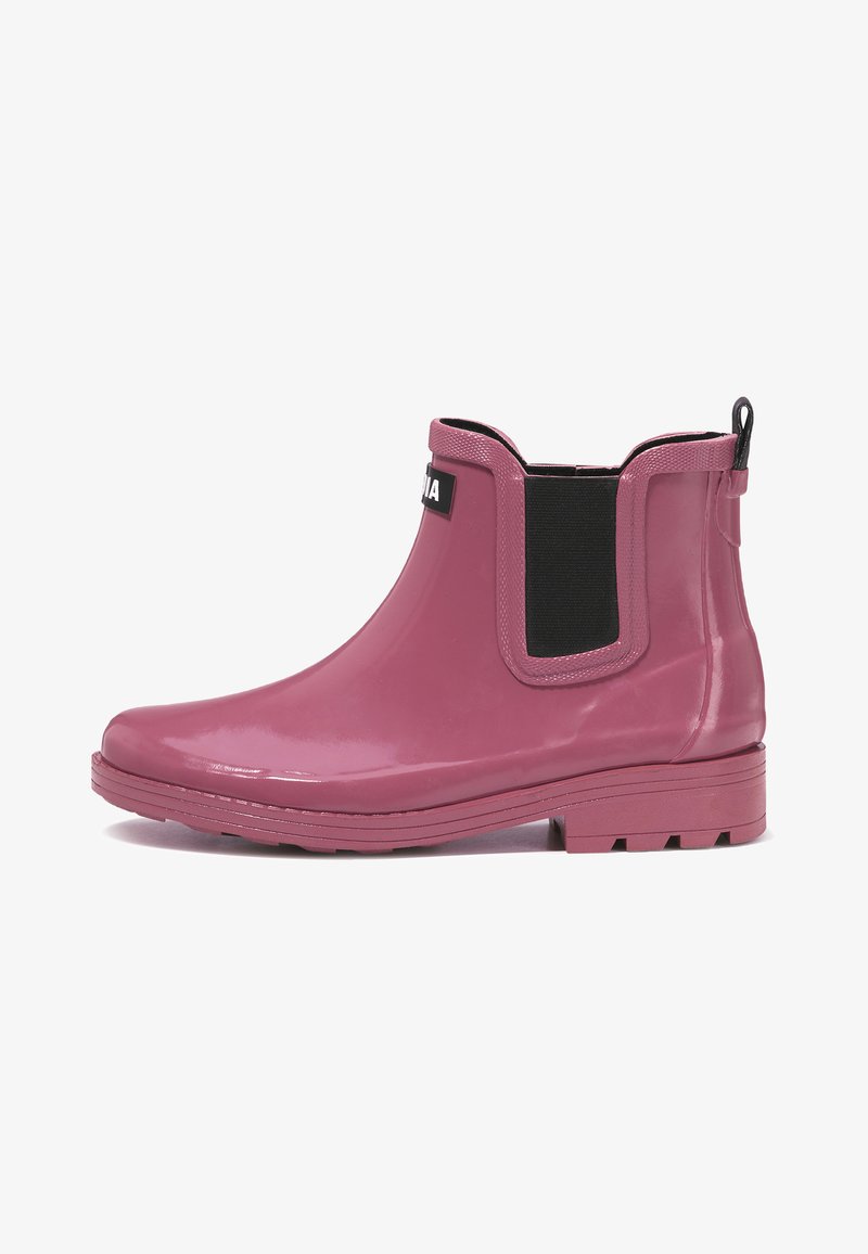 Botte de cheville en caoutchouc rose avec une finition matte, des panneaux latéraux élastiques, une languette au talon et une semelle texturée pour l'adhérence.