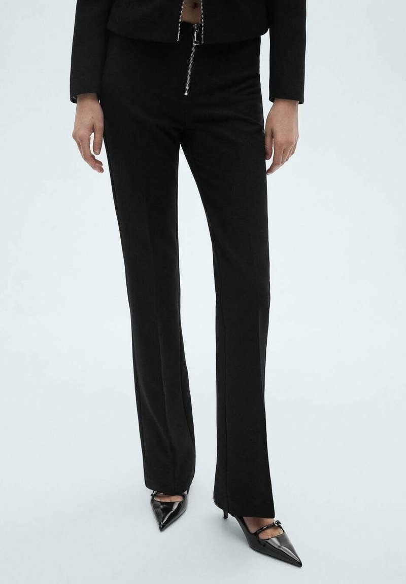 Pantalons noirs ajustés avec un design ajusté, des jambes droites et une texture lisse, dotés d'une fermeture éclair à l'avant et d'une taille haute.
