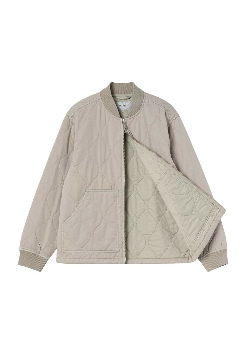 Veste matelassée beige clair avec fermeture éclair devant, col et poignets côtelés, et grande poche avant, partiellement ouverte pour montrer la doublure.
