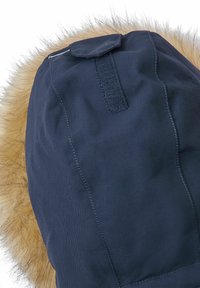 Marineblauwe stoffen capuchon met een faux fur rand, voorzien van een zachte textuur, stikdetails en een lus aan de bovenkant voor aanpassing of ophangen.