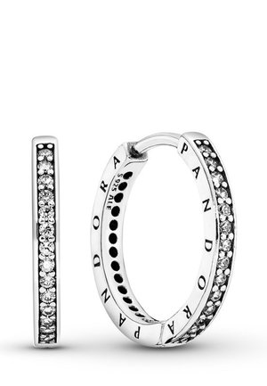 Pendientes de aro de plata esterlina con piedras de circonio cúbico transparente engastadas en un lado y grabadas con "PANDORA" en el interior.