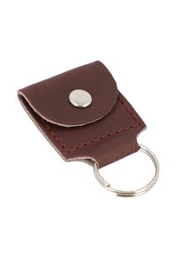 Hnědý kožený držák na klíče se stříbrným patentem, obdélníkový tvar, prošívané okraje a kovový kroužek na klíče.