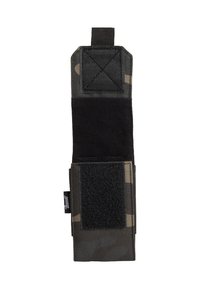 Accessorio in tessuto con motivo camouflage, di forma rettangolare, dotato di una superficie in velcro e di un pannello testurizzato nero per un attacco sicuro.