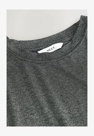 Grijze T-shirt met een ronde hals, gemaakt van een gestructureerde stof met een subtiel patroon. Merklabel "NEXT" is zichtbaar.