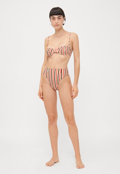 Sarkans un krēms svītrainais bikini komplekts; augšdaļai ir bandeau dizains ar plānām siksnām, augsta jostasvieta apakšdaļai. Gluda tekstūra, bez redzamiem aksesuāriem.