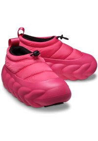 Puffy roze instapschoenen met een textuur rubberen zool en een snug, gestikte bovenkant. Voorzien van een lusstuk en een verstelbare toggle voor een goede pasvorm.