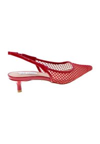 Scarpa slingback rossa in rete con punta affusolata e tacco kitten basso. Presenta un design a rete trasparente e fettuccie lisce e lucide.