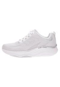 Scarpa da ginnastica bianca con tomaia in tessuto a rete, chiusura con lacci e suola ammortizzata caratterizzata da una leggera texture e un marchio laterale.