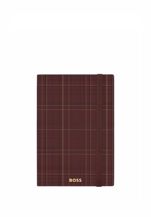 Brązowy zeszyt w kratkę z gumką do zamykania i złotym logo "BOSS" na dole na środku okładki.