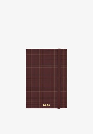 Brązowy zeszyt w kratkę z gumką do zamykania i złotym logo "BOSS" na dole na środku okładki.