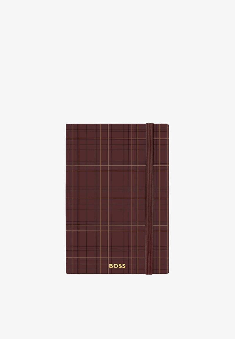 Carnet à carreaux marron avec fermeture par élastique et logo doré "BOSS" au centre en bas de la couverture.
