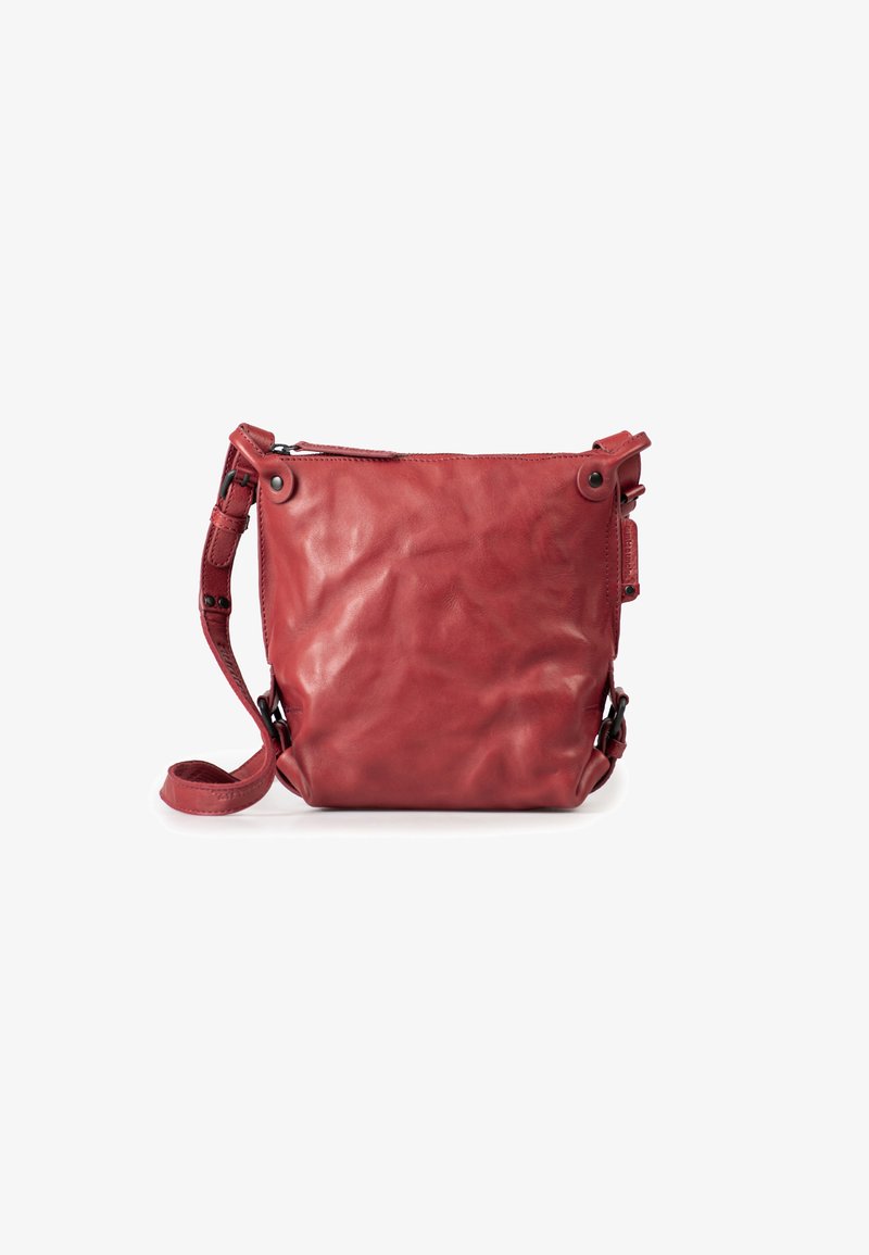 Rote Leder-Umhängetasche mit einer weichen, zerknitterten Textur, Reißverschluss, verstellbarem Tragegurt und dekorativen Hardware-Akzenten.