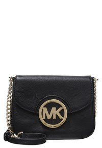 Czarna skórzana torba crossbody z okrągłym złotym logo, łańcuszkowym paskiem i zapięciem na klapkę. Teksturowana zewnętrzna strona o eleganckim designie.