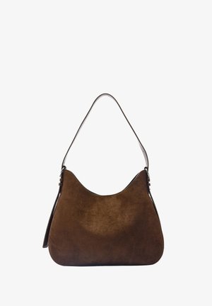 Brązowa skórzana torba na ramię z pojedynczym paskiem i srebrnymi akcentami, prezentowana pionowo na białym tle.