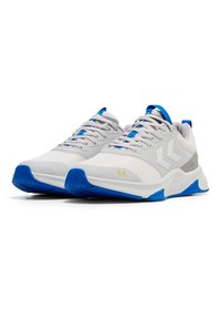 Scarpe sportive grigie e bianche con dettagli blu, tomaia in rete, suola testurizzata e lacci in contrasto. Presenta un logo sul lato.