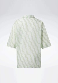 Chemise vert clair à manches courtes avec un motif subtil de rayures diagonales ondulées et un col classique, vue de dos.