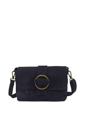 Sac bandoulière en daim bleu marine avec fermeture à rabat, sangle ajustable et grande boucle ronde en laiton sur le devant.