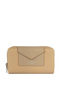 Portefeuille en cuir beige avec une finition texturée, doté d'un rabat triangulaire, d'une fermeture éclair et du logo embossé "LANCASTER PARIS".