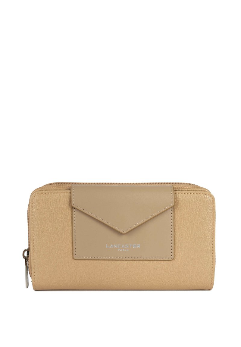 Portefeuille en cuir beige avec une finition texturée, doté d'un rabat triangulaire, d'une fermeture éclair et du logo embossé "LANCASTER PARIS".