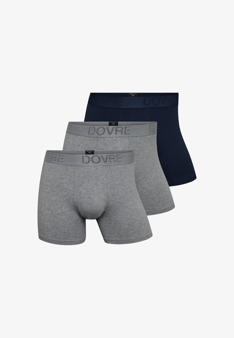 Tre par DOVRE boxer briefs: en marineblå, to nuancer af grå. Blødt bomuldsstof, mid-rise design, elastiske waistband med logo.