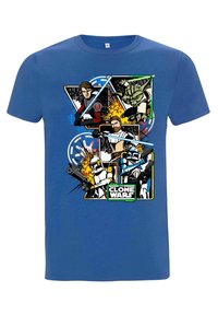 Niebieska bawełniana koszulka z graficznym nadrukiem przedstawiającym postacie z Gwiezdnych Wojen, miecze świetlne oraz logo "Wojny Klonów".