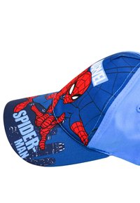 Cappellino blu con una grafica di Spider-Man e accenti rossi, lati in rete e visiera curvata. Logo "Marvel" in bella vista sulla parte superiore.