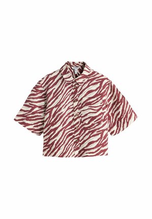 Chemise à manches courtes boutonnée avec des rayures zébrées rouges et blanches et une poche poitrine gauche, posée à plat sur un fond blanc.