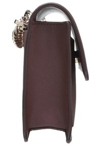 Hnědá kožená kabelka s hladkou texturou, kompaktním obdélníkovým tvarem, stříbrným řetízkovým akcentem a otevřeným zavíráním na vrchu.