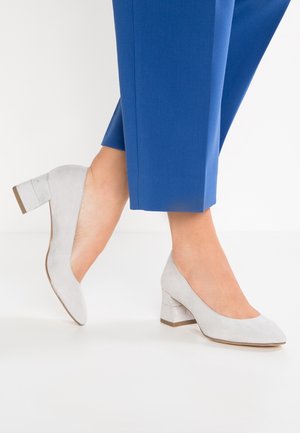 Graue Wildleder-Pumps mit runder Zehenpartie und rechteckigem Blockabsatz. Die äußere Textur ist weich, mit einem glatten Innenfutter.