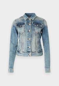 Chaqueta de denim azul claro con un diseño clásico, que presenta un cuello con solapa, dos bolsillos en el pecho y cierres de botón en la parte delantera.
