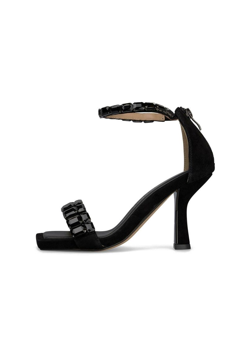 Sandali con tacco alto in suede nero, con una spessa cinturino alla caviglia adornato di perline nere e una punta quadrata. Dettaglio con zip sul retro.