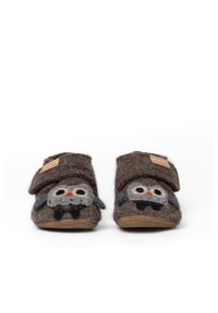 Pantofole in feltro marrone con design di gufo, dettagli grigi e bianchi, cinturino regolabile in velcro e suola in gomma per una buona aderenza.
